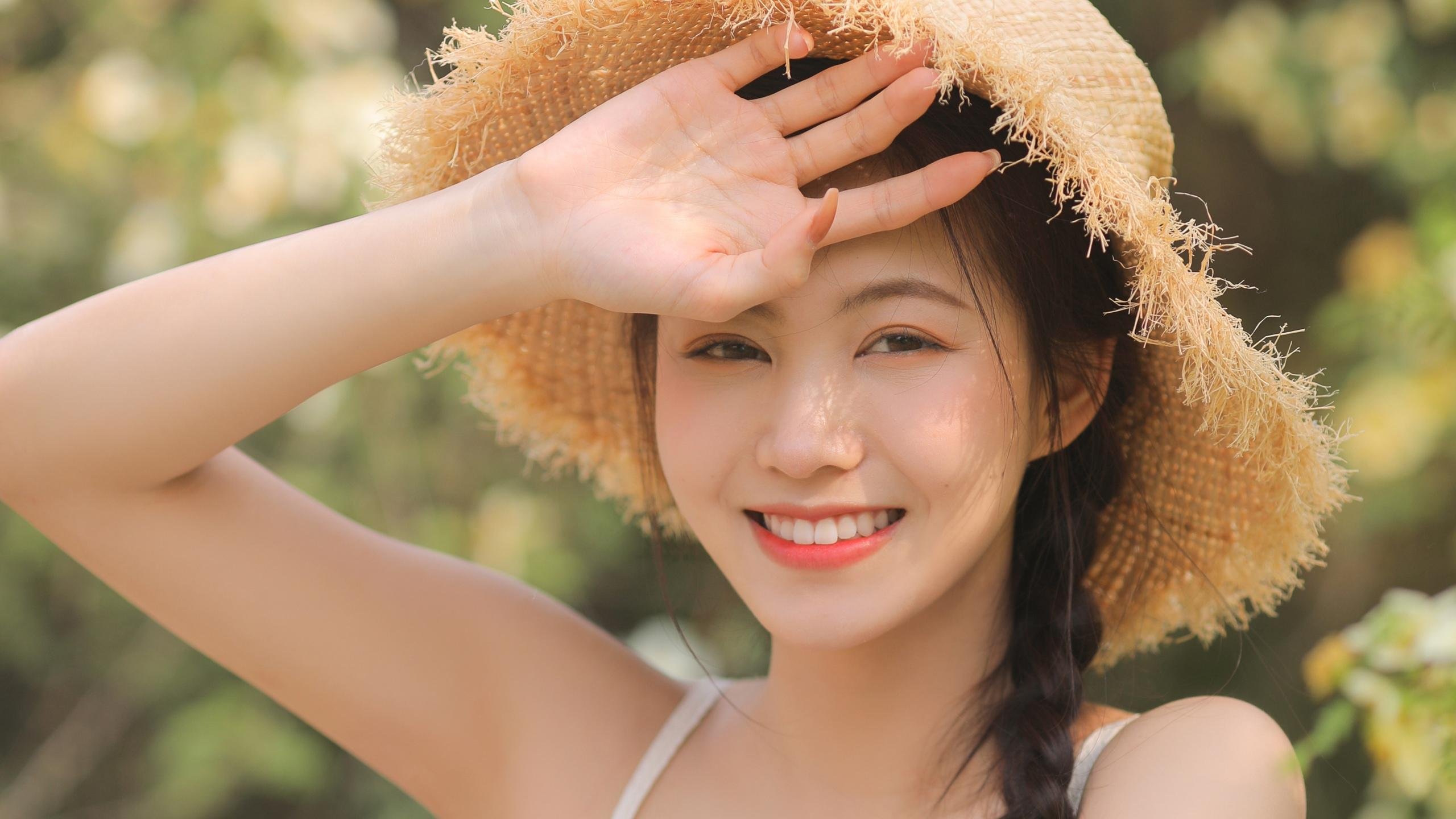 中国足球俱乐部支持球员多维兴趣发展方向，对中国足球俱乐部改为中性名称现象分析